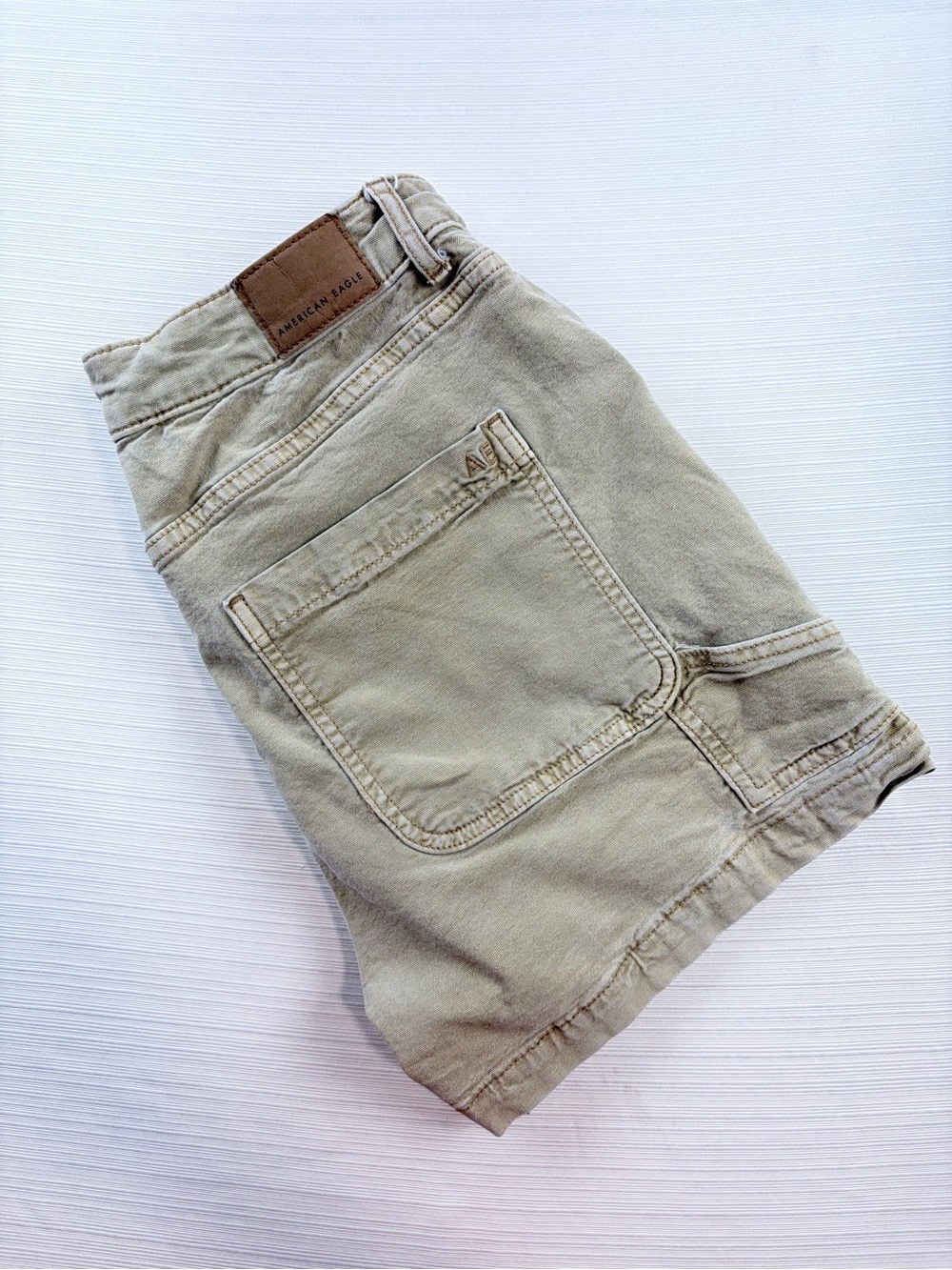 American Eagle Outfitters Women’s Khaki 90’s Boyfriend Shorts Size 6